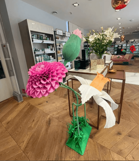 Gigantyczne kwiaty we wnętrzu butiku dla Koko Milano