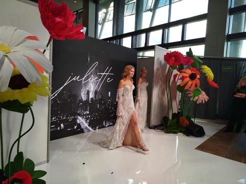 Scenografia na pokazie sukień na targach ślubnych