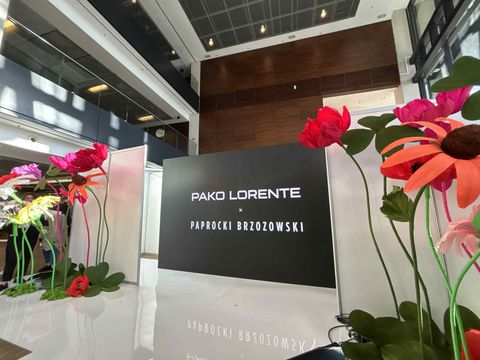 Scenografia na pokazie mody garniturów na targach ślubnych