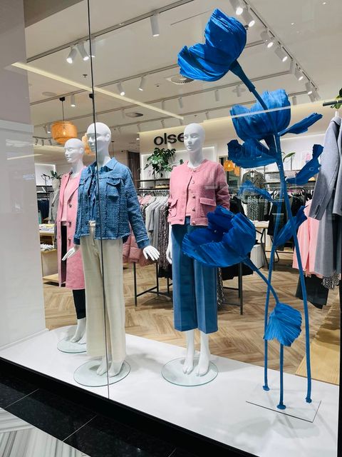 Witryna sklepu Olsen - gigantyczne kwiaty z papieru