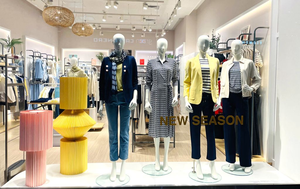 Artystyczna aranżacja witryny sklepowej z papieru